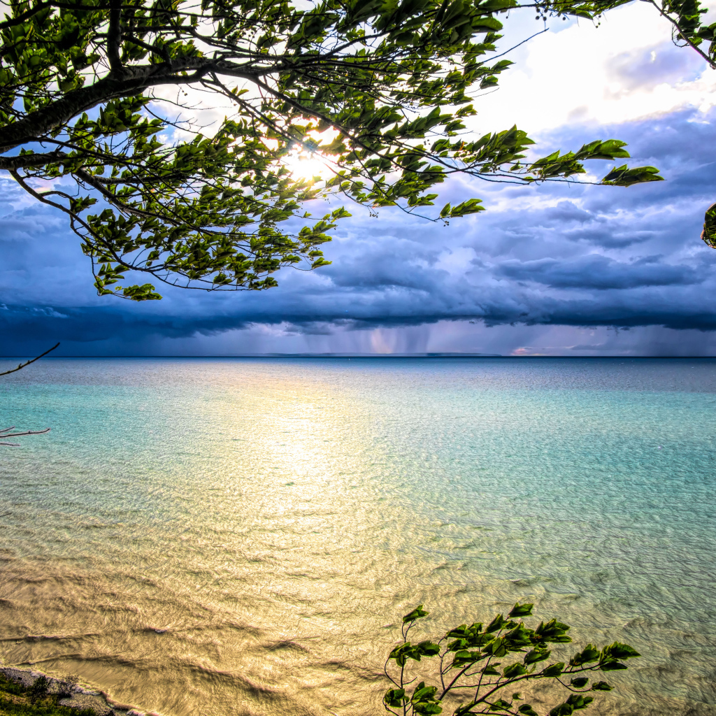 Вид на грозу над океаном 