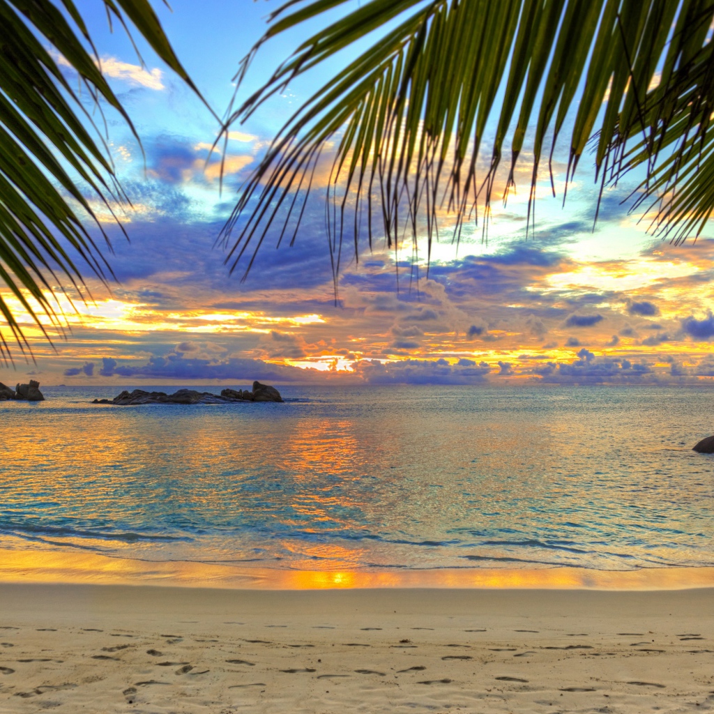 Красивый закат в небе на тропическом пляже 