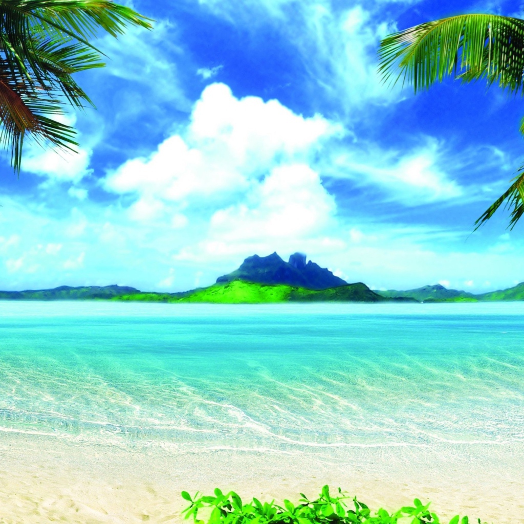 Красивый тропический пляж под голубым небом с белыми облаками