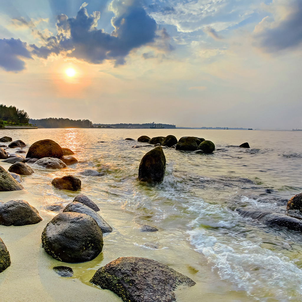 Большие камни на берегу океана на рассвете 