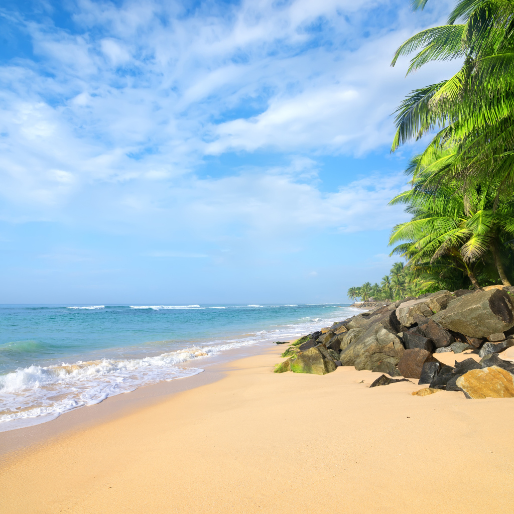 Большие камни на тропическом пляже у океана