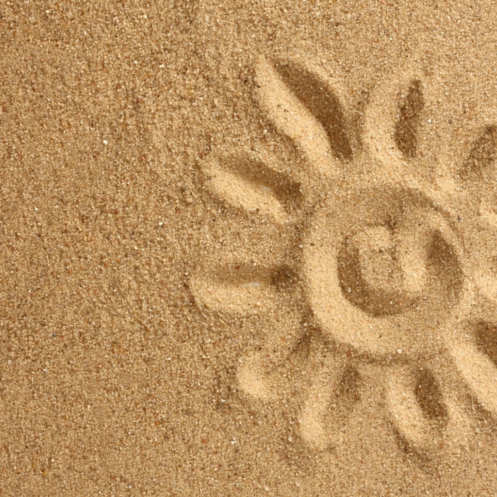 Солнце нарисованное на желтом песке