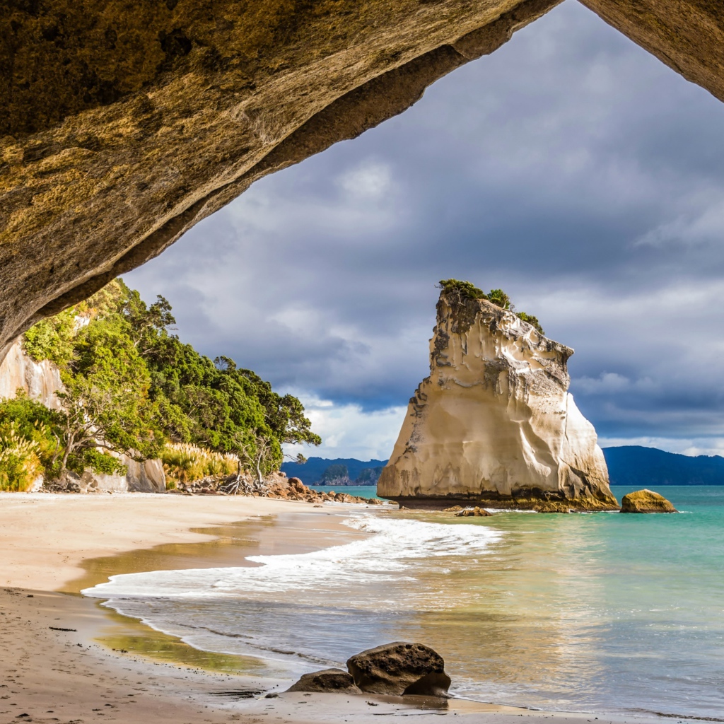Вид на скалы на пляже у океана,  Новая Зеландия