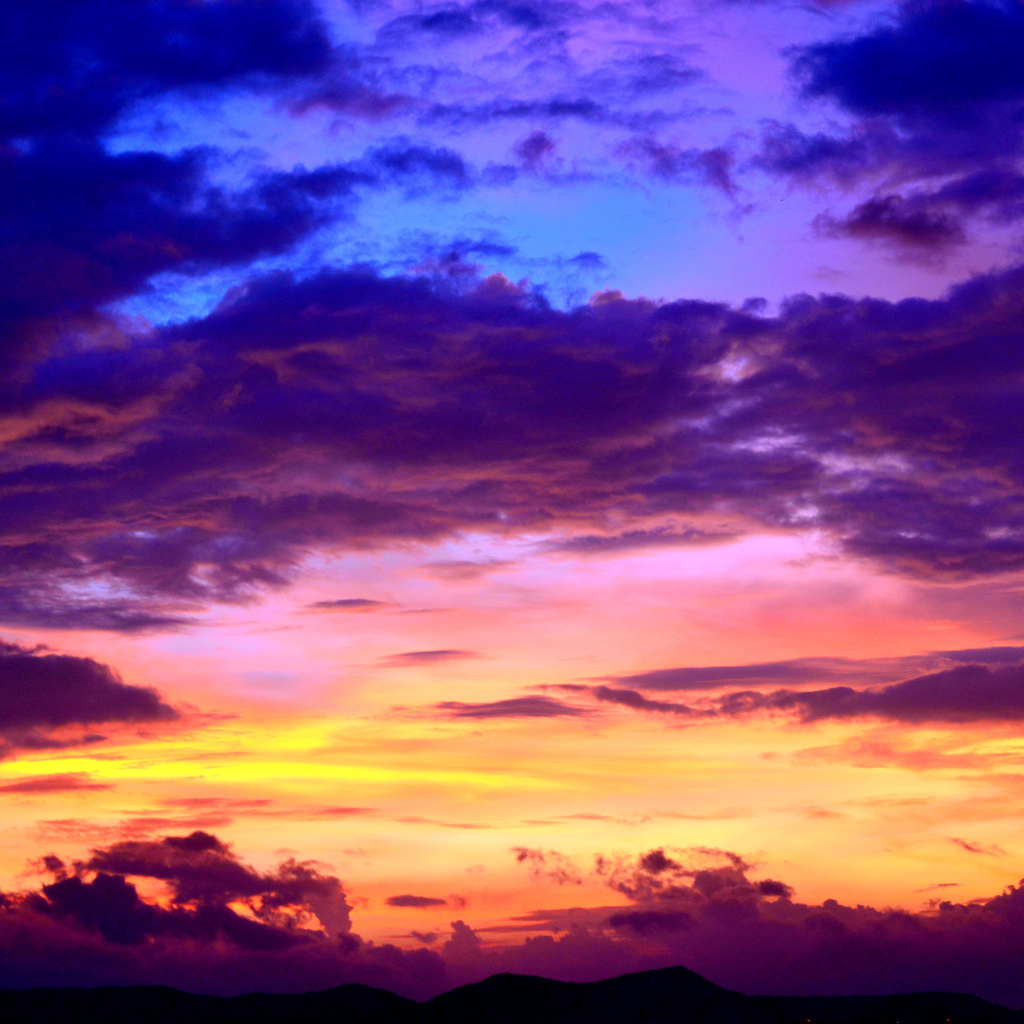 Красивое фиолетовое небо с облаками