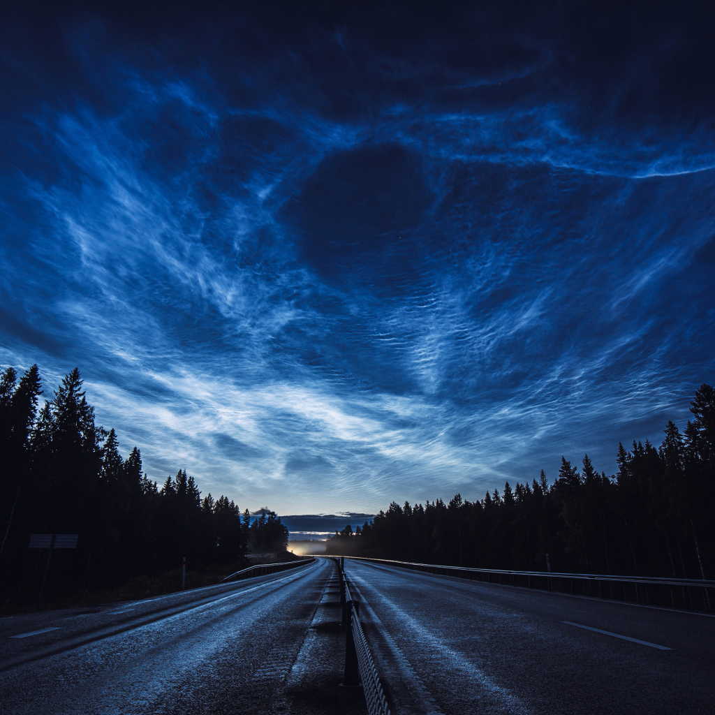 Красивые белые облака в голубом небе над дорогой