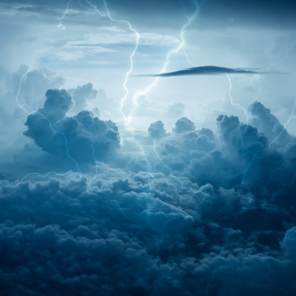 Молнии в облаках во время шторма