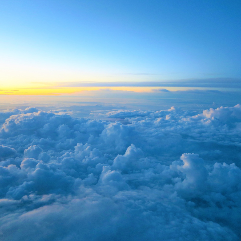 Низкие белые облака в голубом небе 