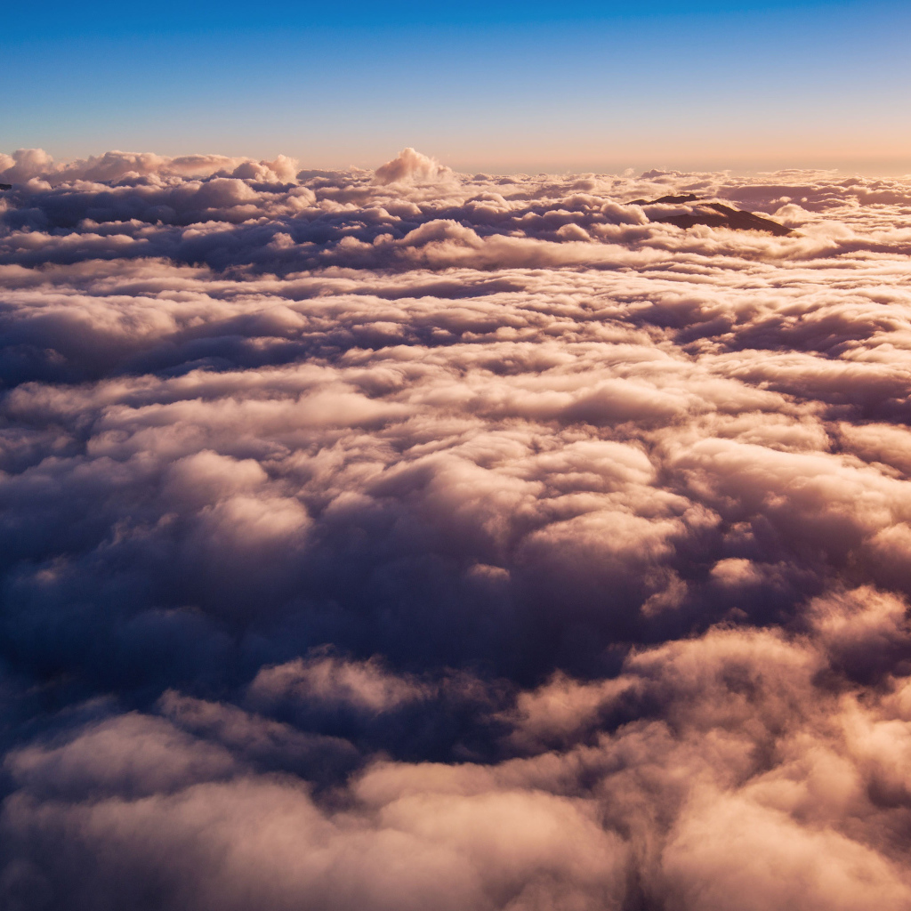 Густые белые облака в лучах солнца