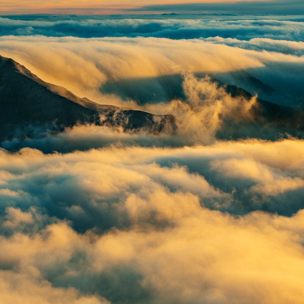 Белые облака высоко в горах 