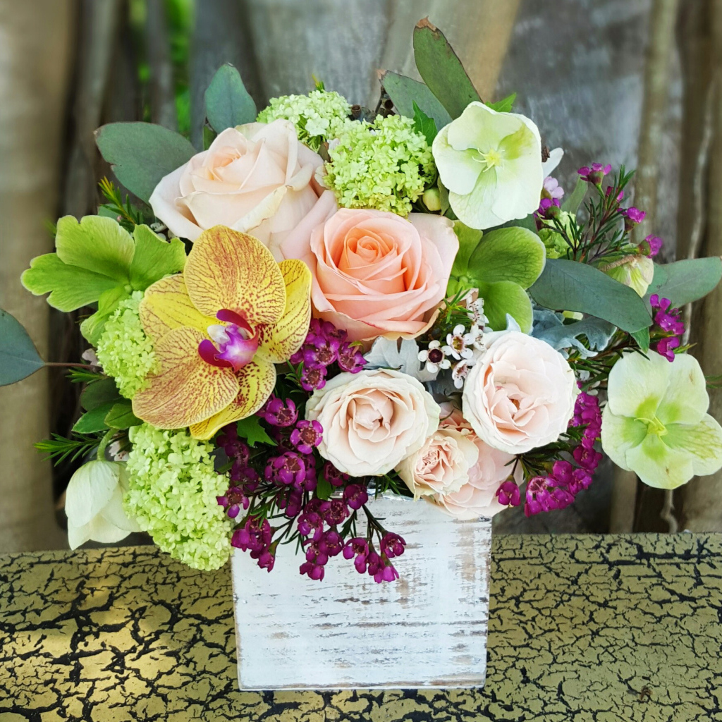 Красивый букет на столе в вазе 