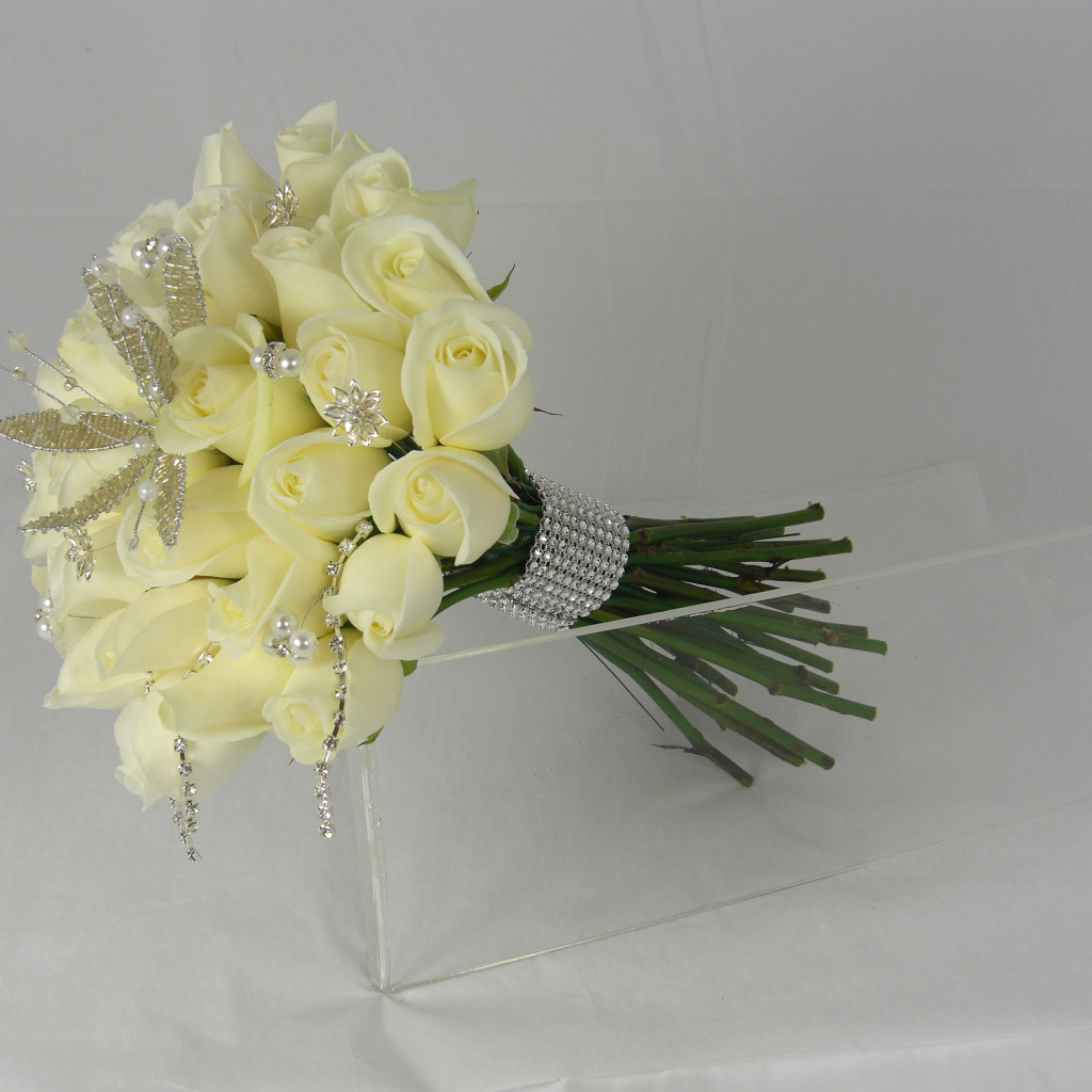 Букет нежных белых роз с украшениями на сером фоне