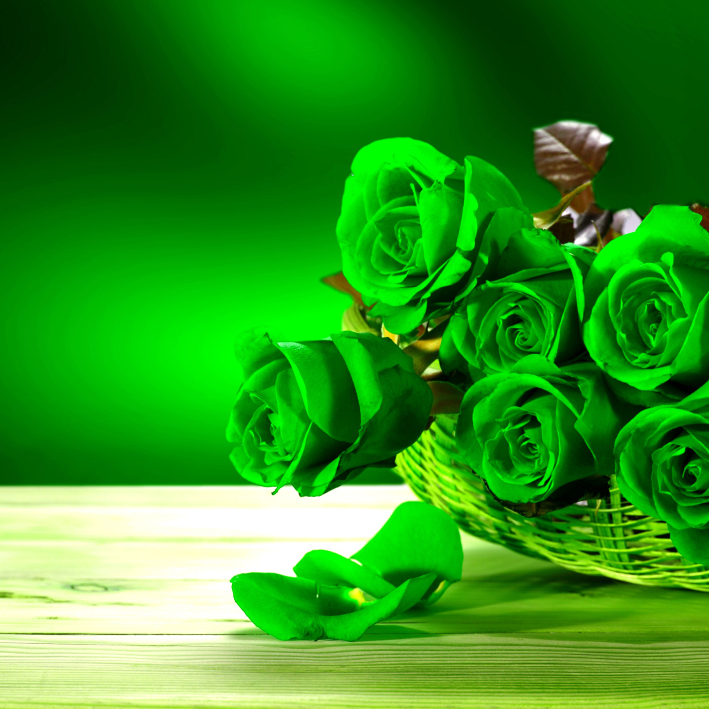 Букет зеленых роз в корзине