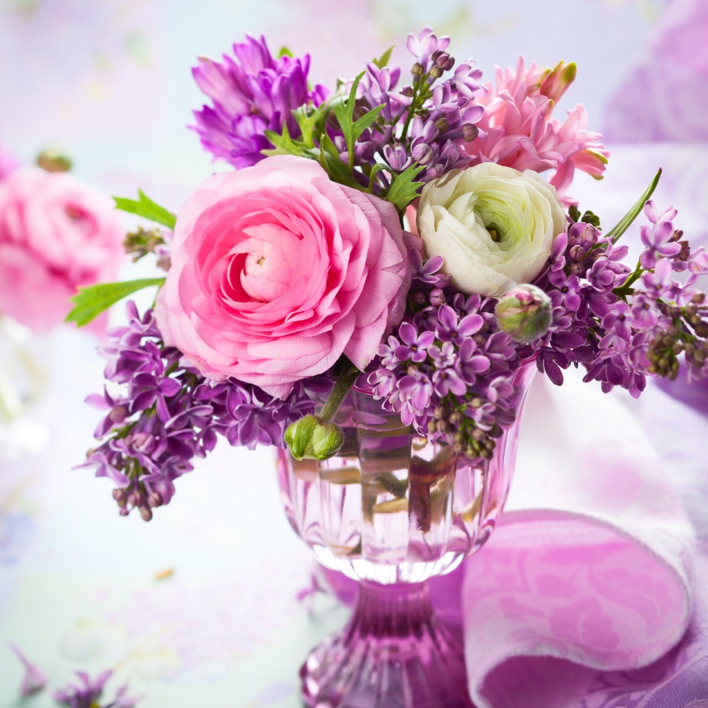 Букет сирени с цветками лютика и гиацинта