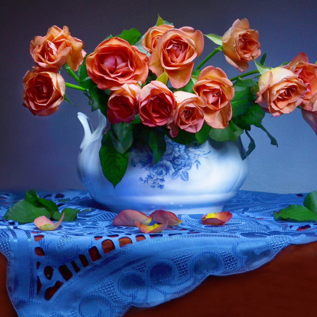 Букет оранжевых роз в вазе на столе 