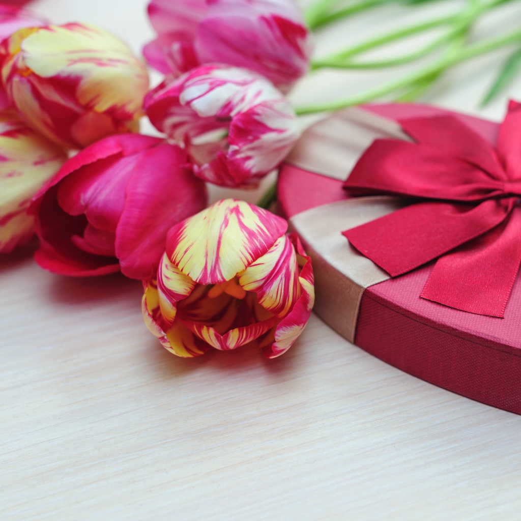 Букет тюльпанов и коробка конфет в подарок