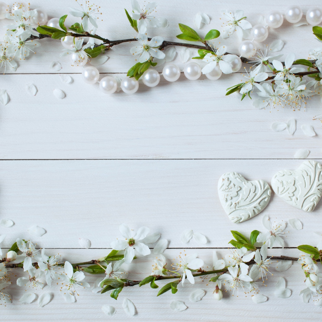 Фон для поздравительной открытки с цветами вишни и жемчужными бусами