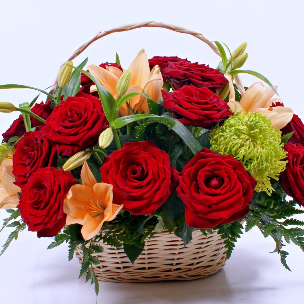 Корзина с цветами красной розы и лилии