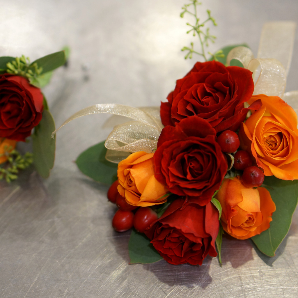 Красивый букет  и бутоньерка на столе