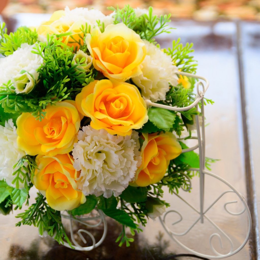 Красивый букет искусственных цветов для декора 