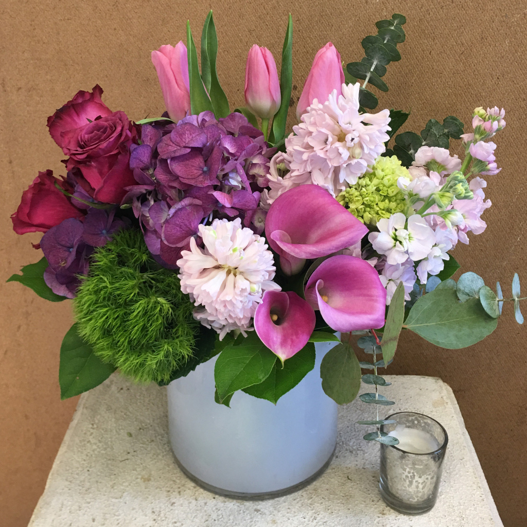 Красивый букет цветов в вазе у стены