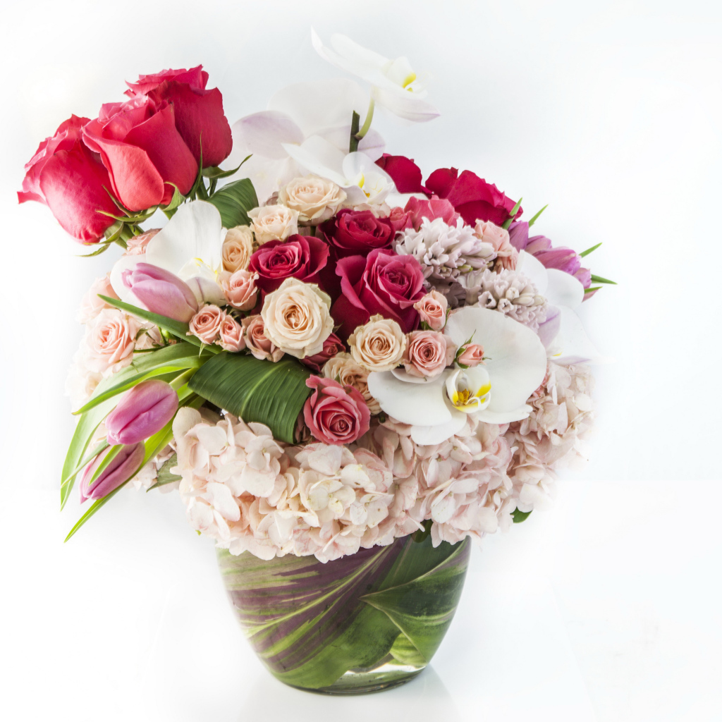 Красивый букет цветов в вазе на белом фоне