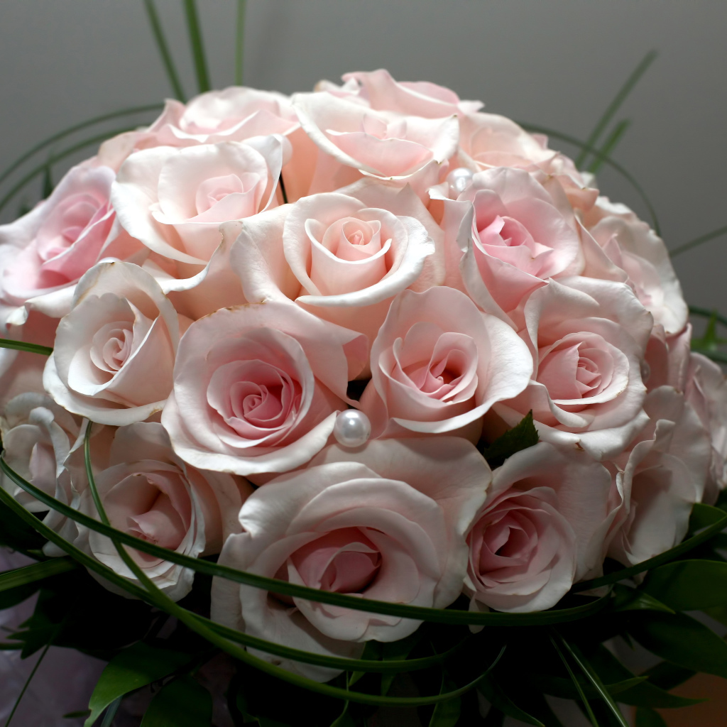 Красивый букет розовых роз 