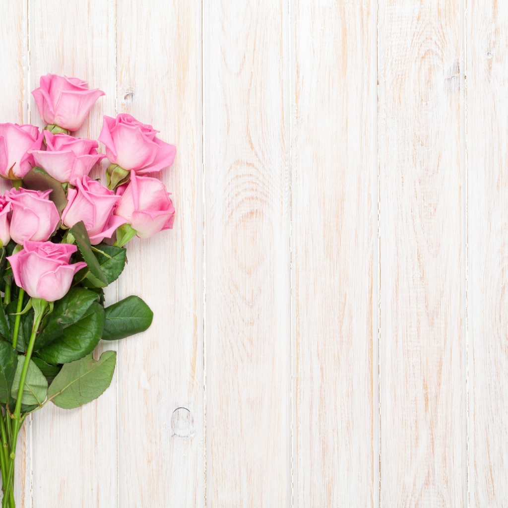 Красивый букет розовых роз на деревянных досках, фон для открытки