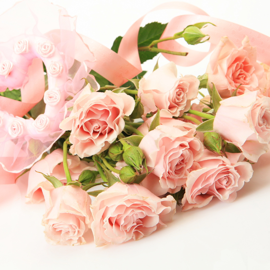 Красивый букет розовых роз с сердцем на белом фоне