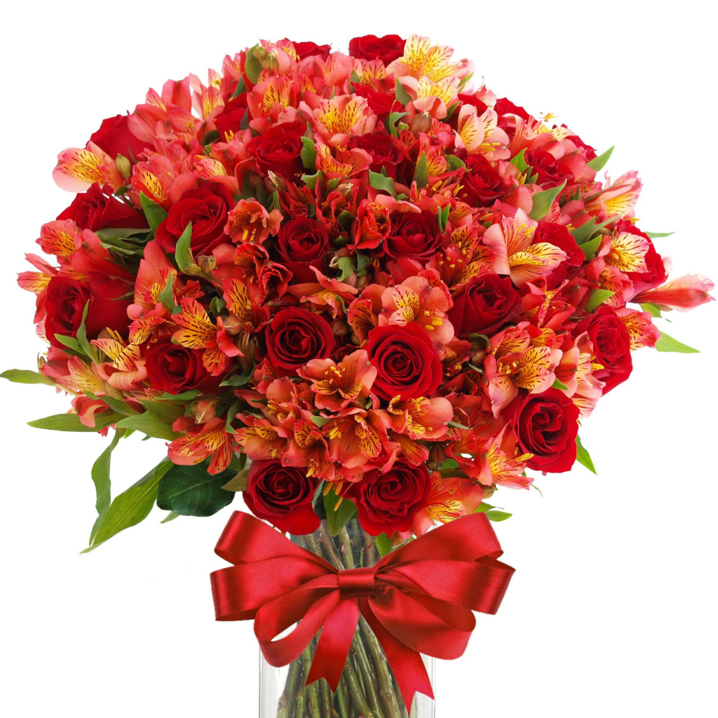Красивый букет цветов красных роз и альстромерии с красным бантом 