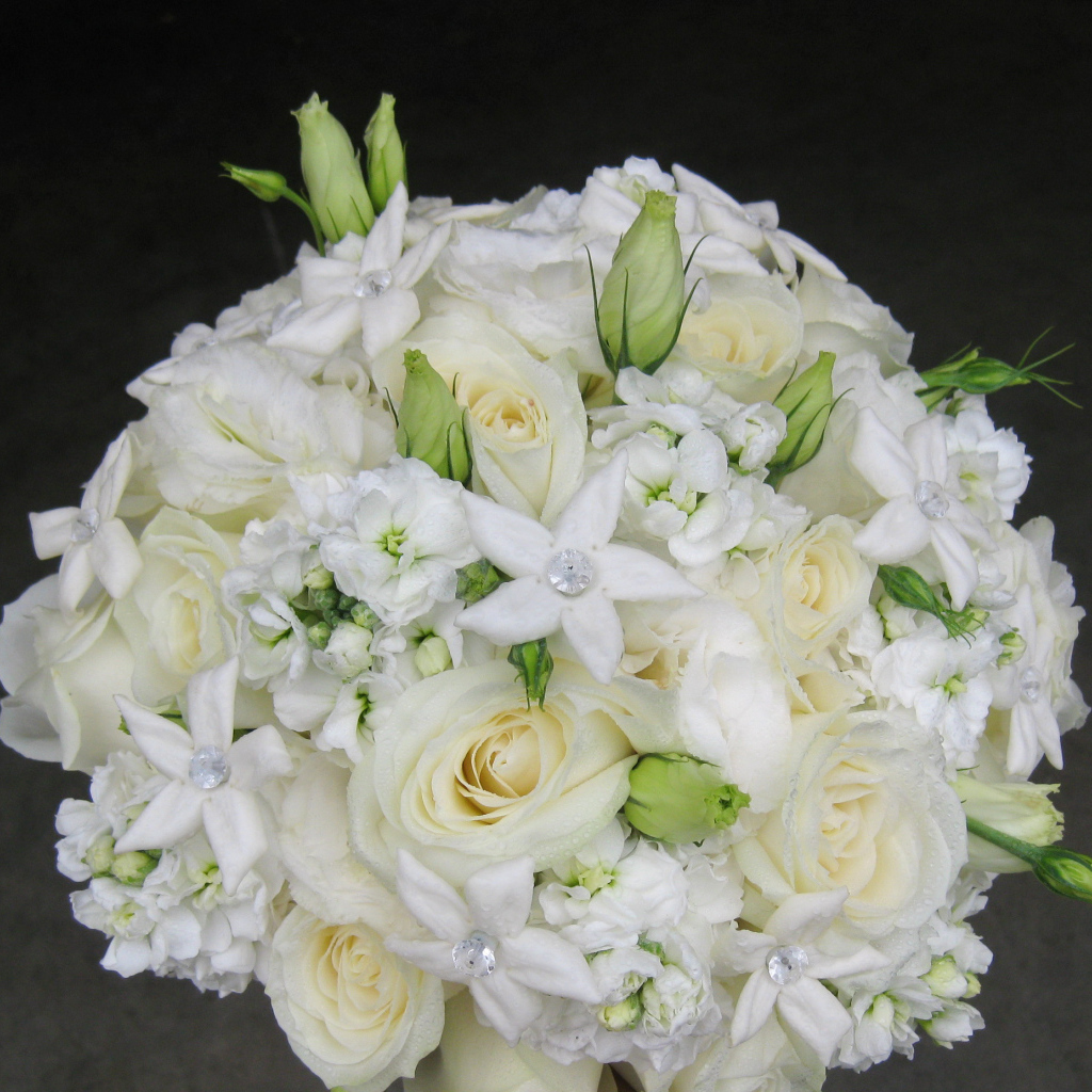 Красивый букет роз с цветами левкой 