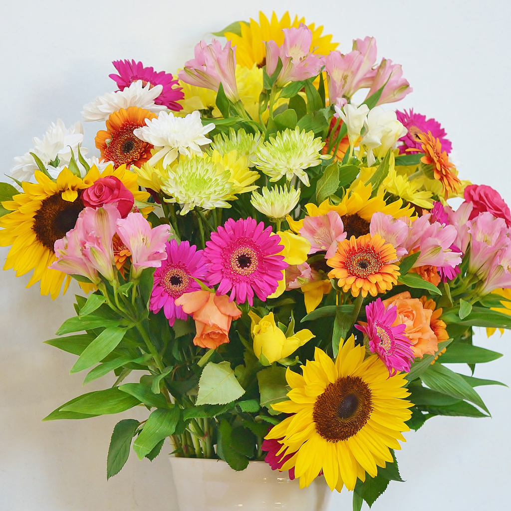 Красивый букет с цветами альстромерии, герберы, хризантемы и подсолнуха