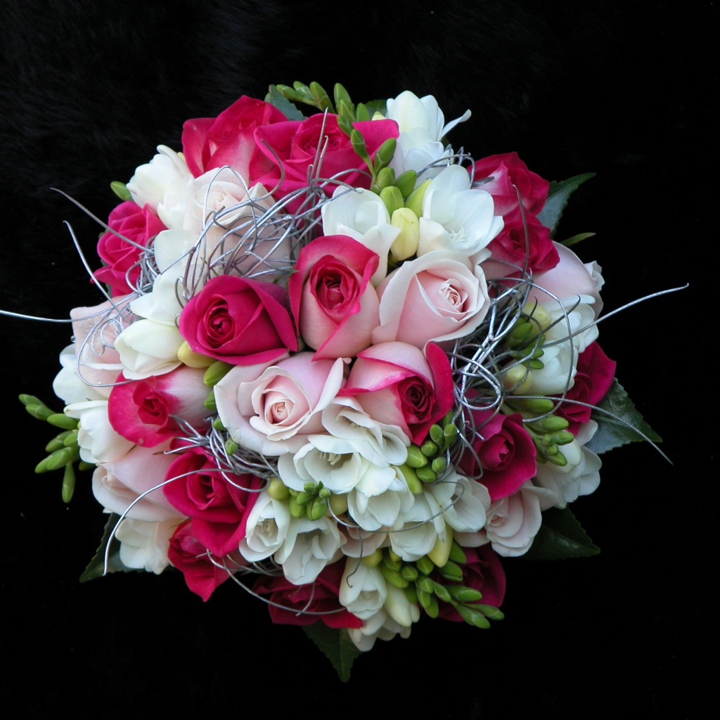 Красивый букет с цветами красной розы и фрезии на черном фоне