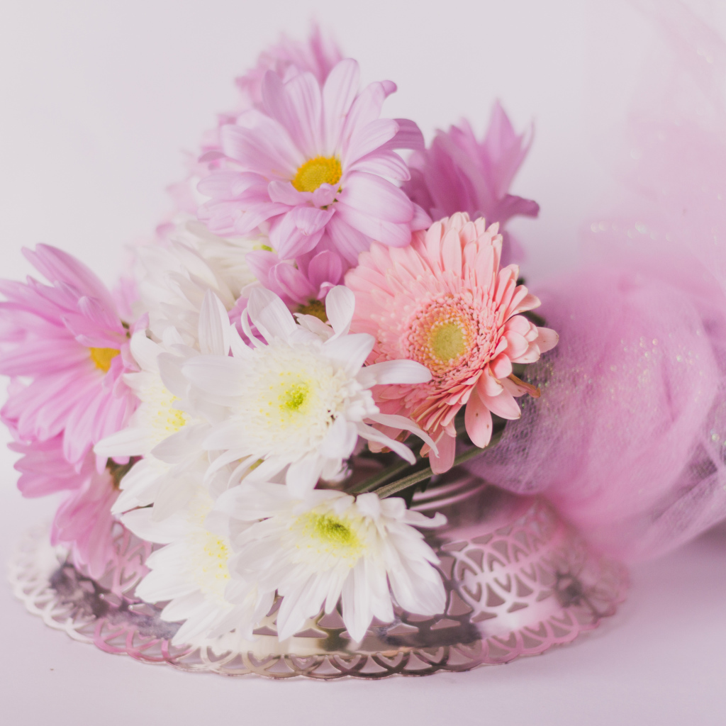 Красивый букет с цветами герберы и хризантемы