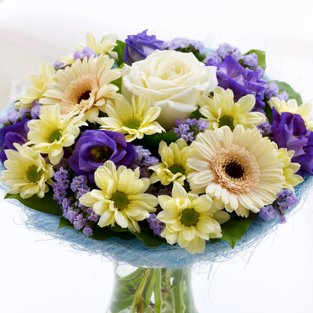 Красивый праздничный букет с цветами роз, хризантем и эустомы