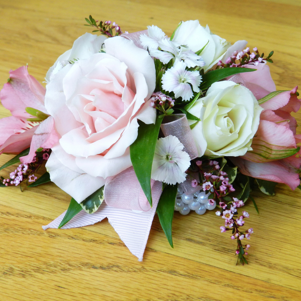 Красивые цветы на деревянном столе