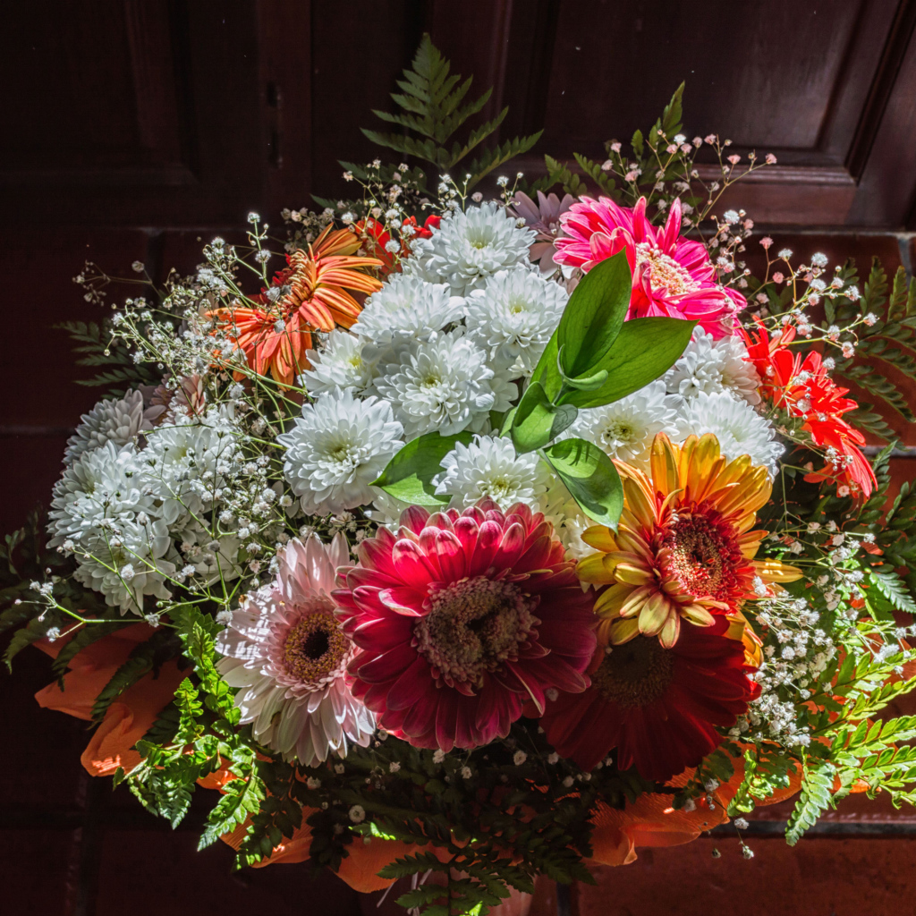 Красивый большой букет с цветами хризантемы и герберы