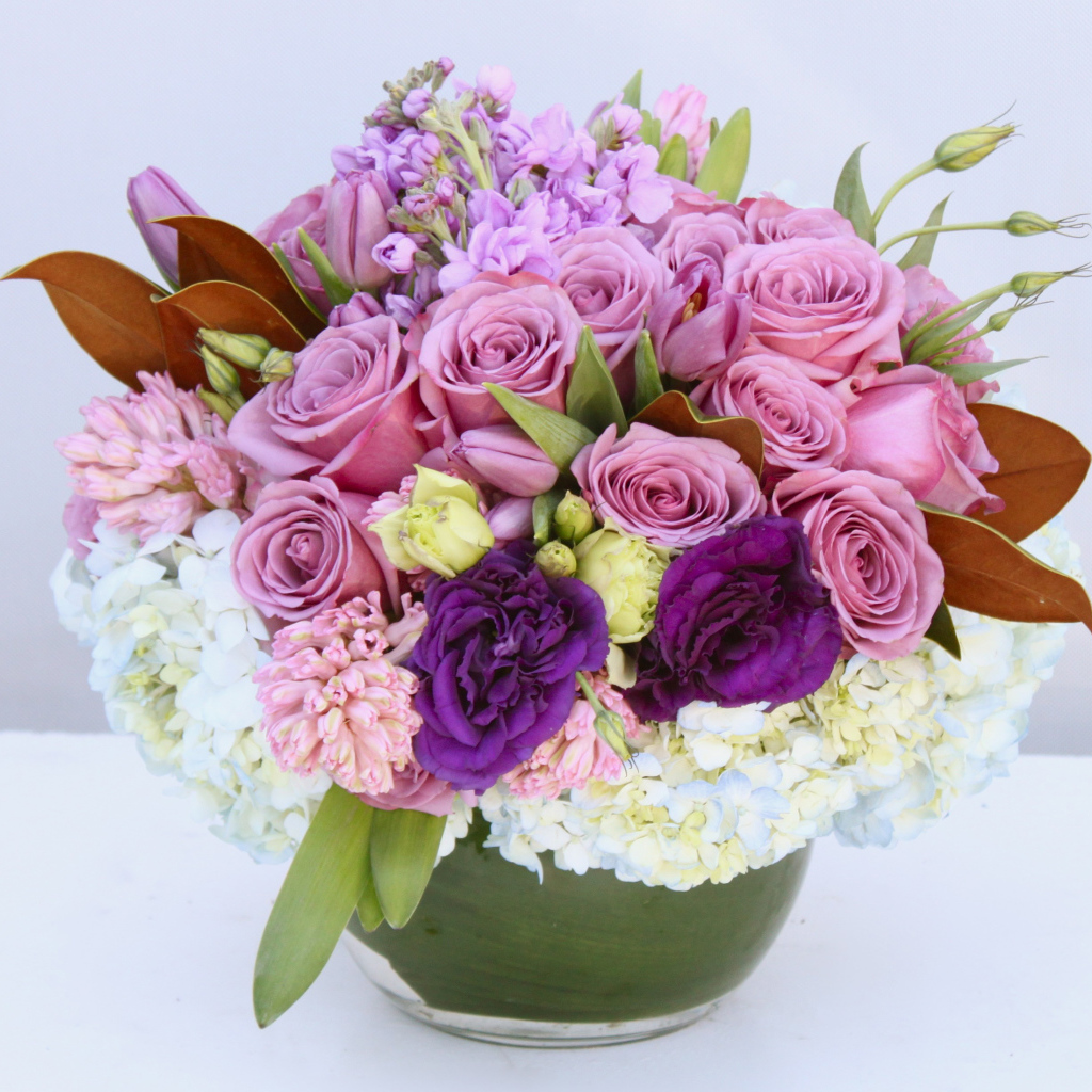 Красивый разноцветный букет в вазе на сером фоне