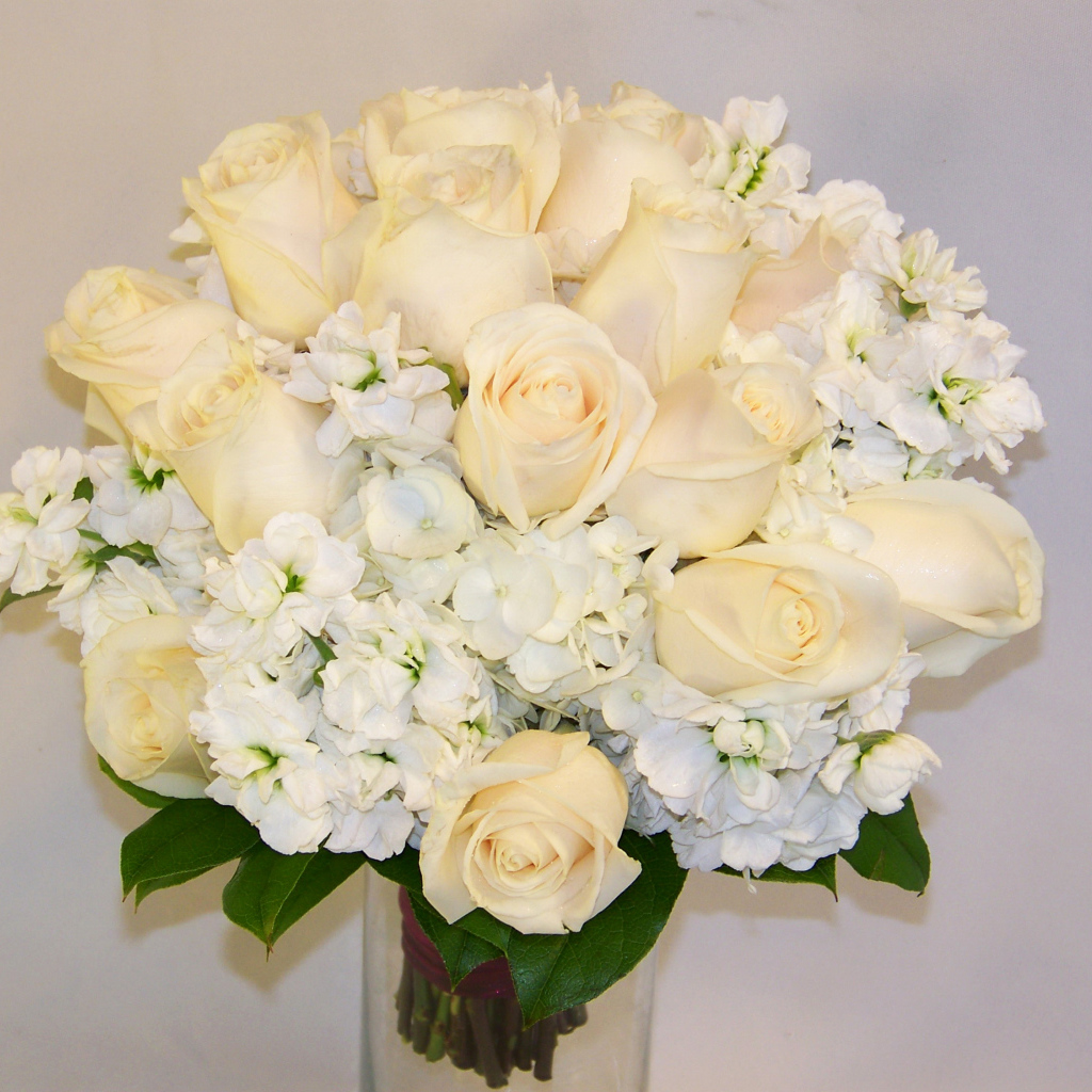 Красивый нежный букет с белыми розами и цветами гортензии на сером фоне