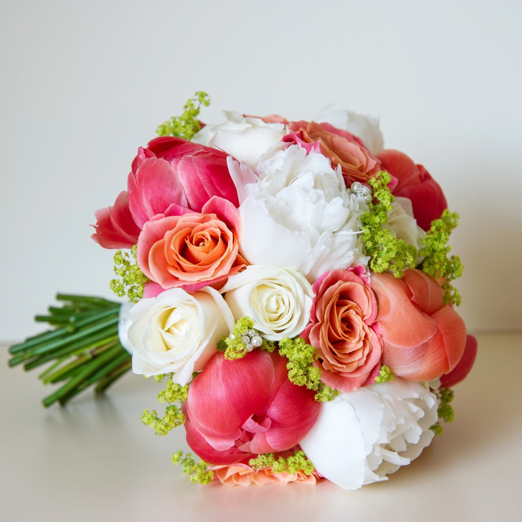 Красивый свадебный букет из цветов розы и пиона