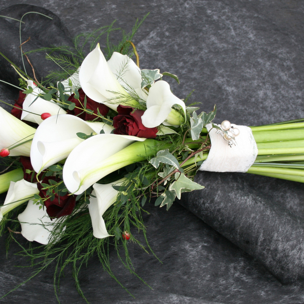 Красивый свадебный букет с цветами каллы и розы 