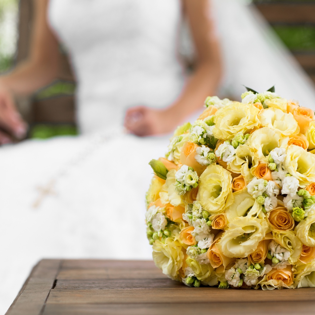 Красивый свадебный букет с розами и цветами эустома