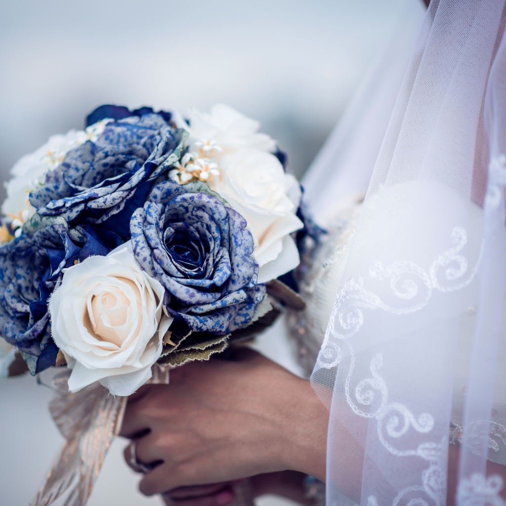 Красивый свадебный букет с белых и синих роз
