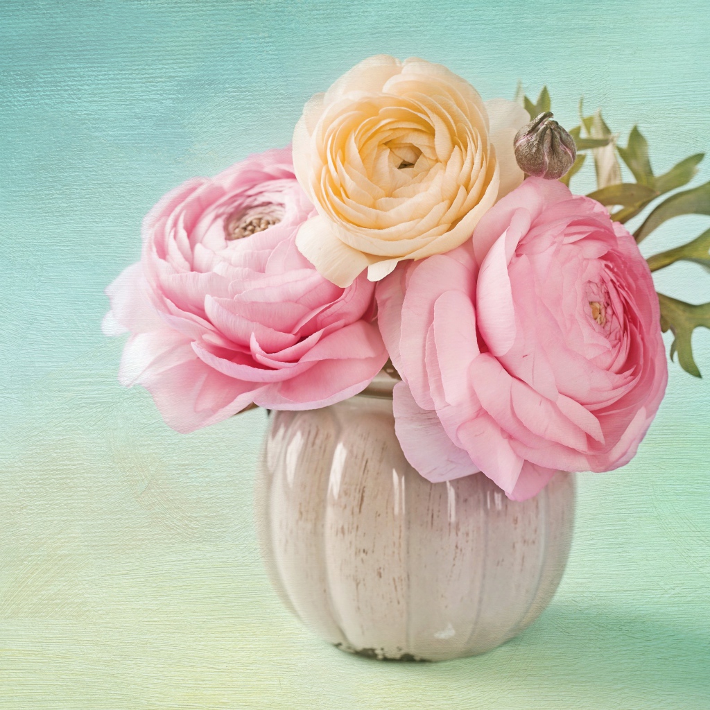 Букет букет лютиков в вазе на голубом фоне