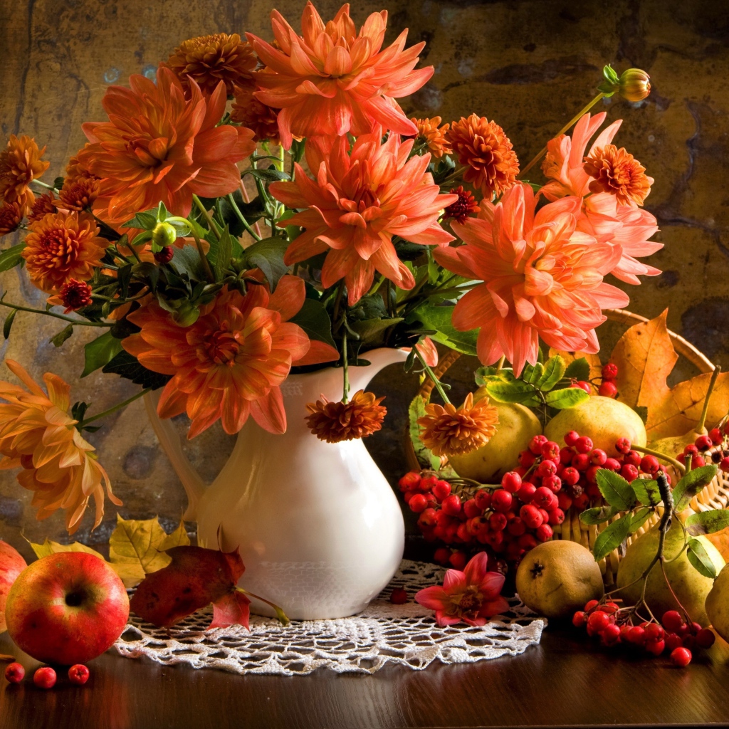 Букет георгин в вазе на столе с яблоками, грушами и калиной