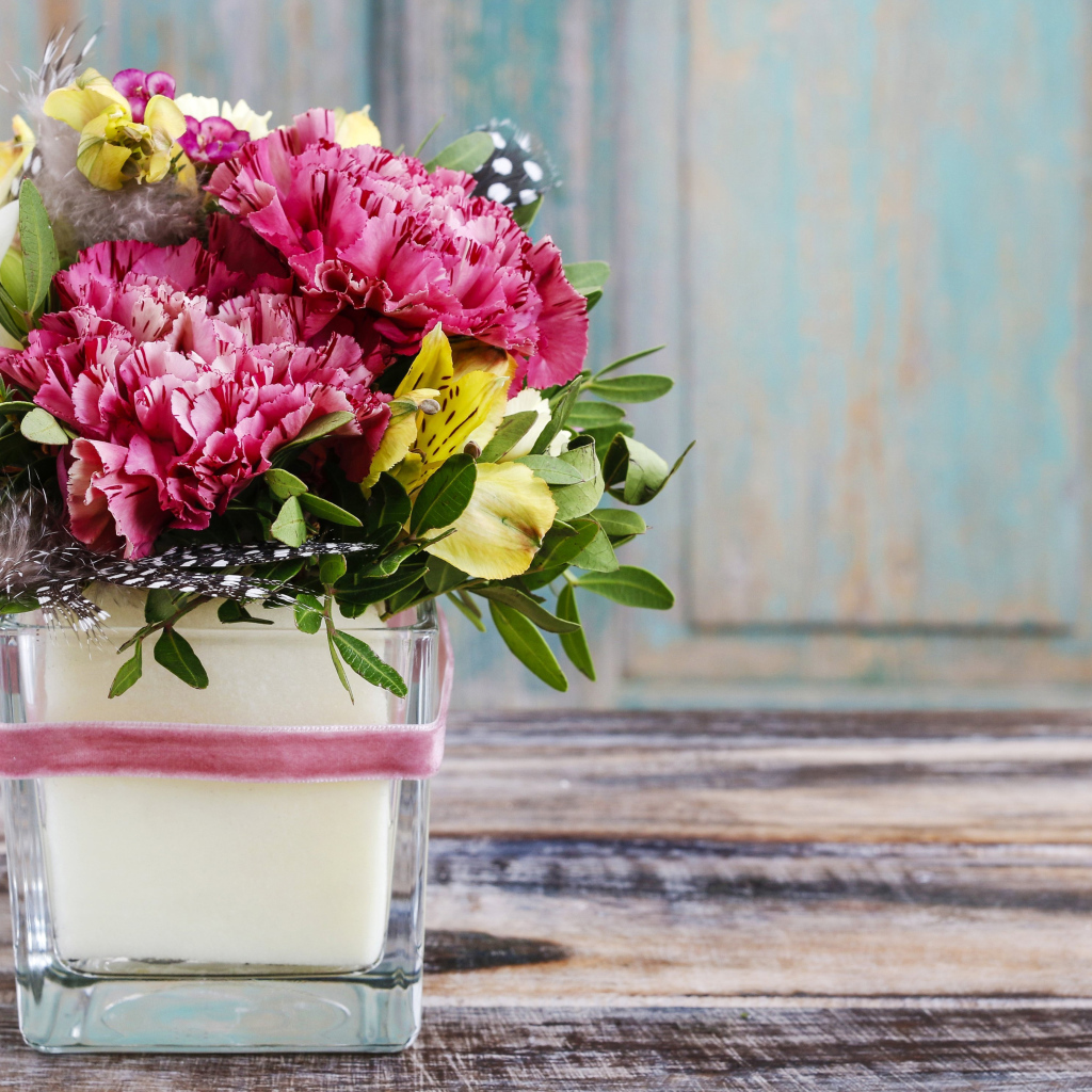 Букет пионов с лилиями в вазе на столе