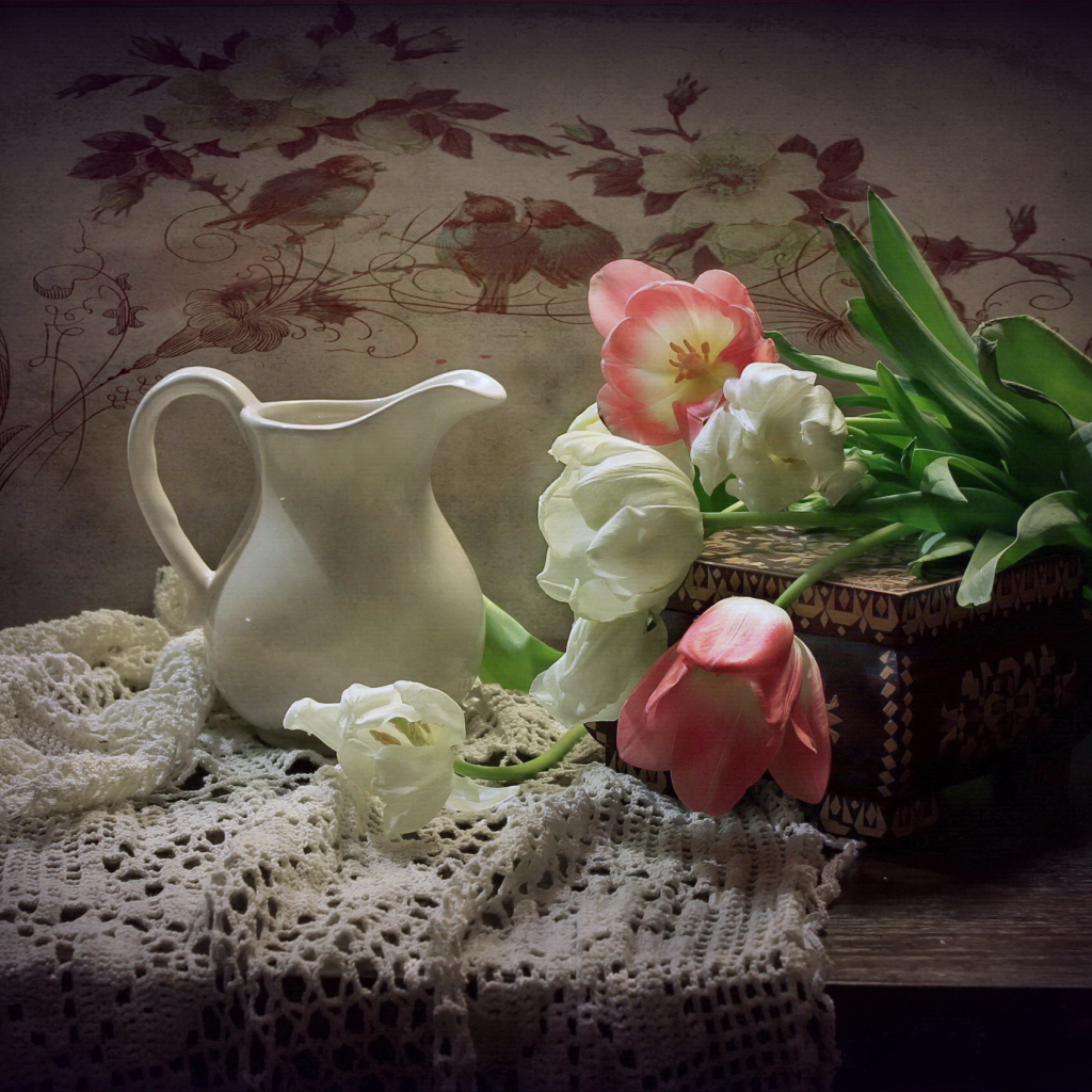 Букет розовых  и белых тюльпанов на столе с кувшином