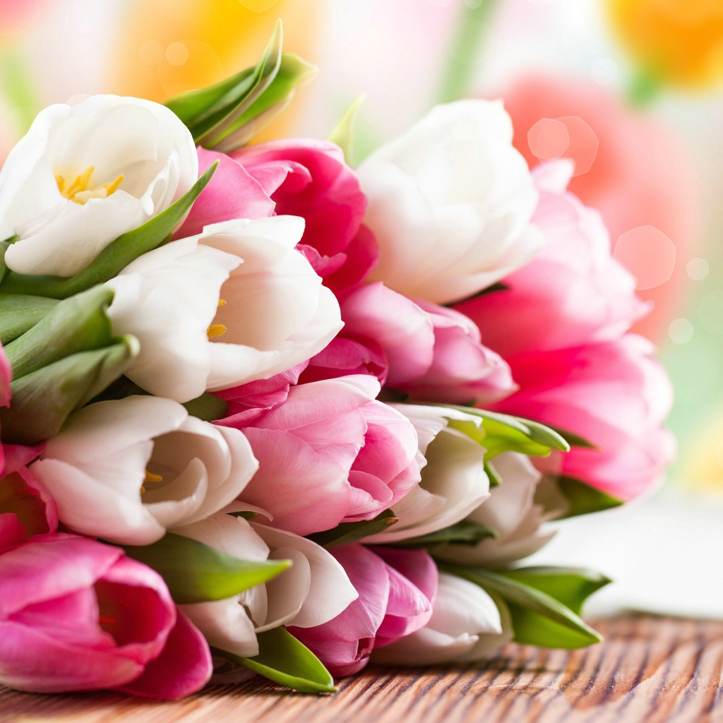 Букет розовых и белых тюльпанов на столе