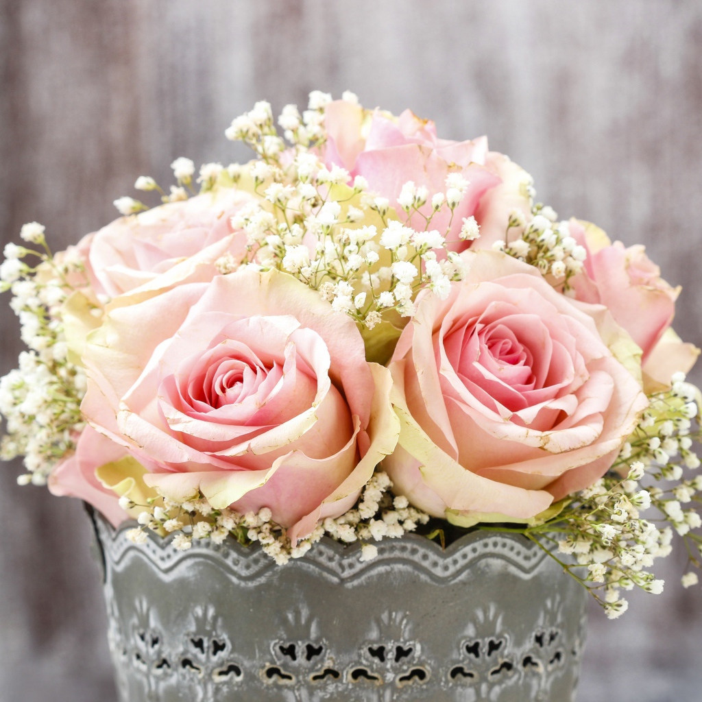 Букет розовых роз с мелкими белыми цветами в вазе