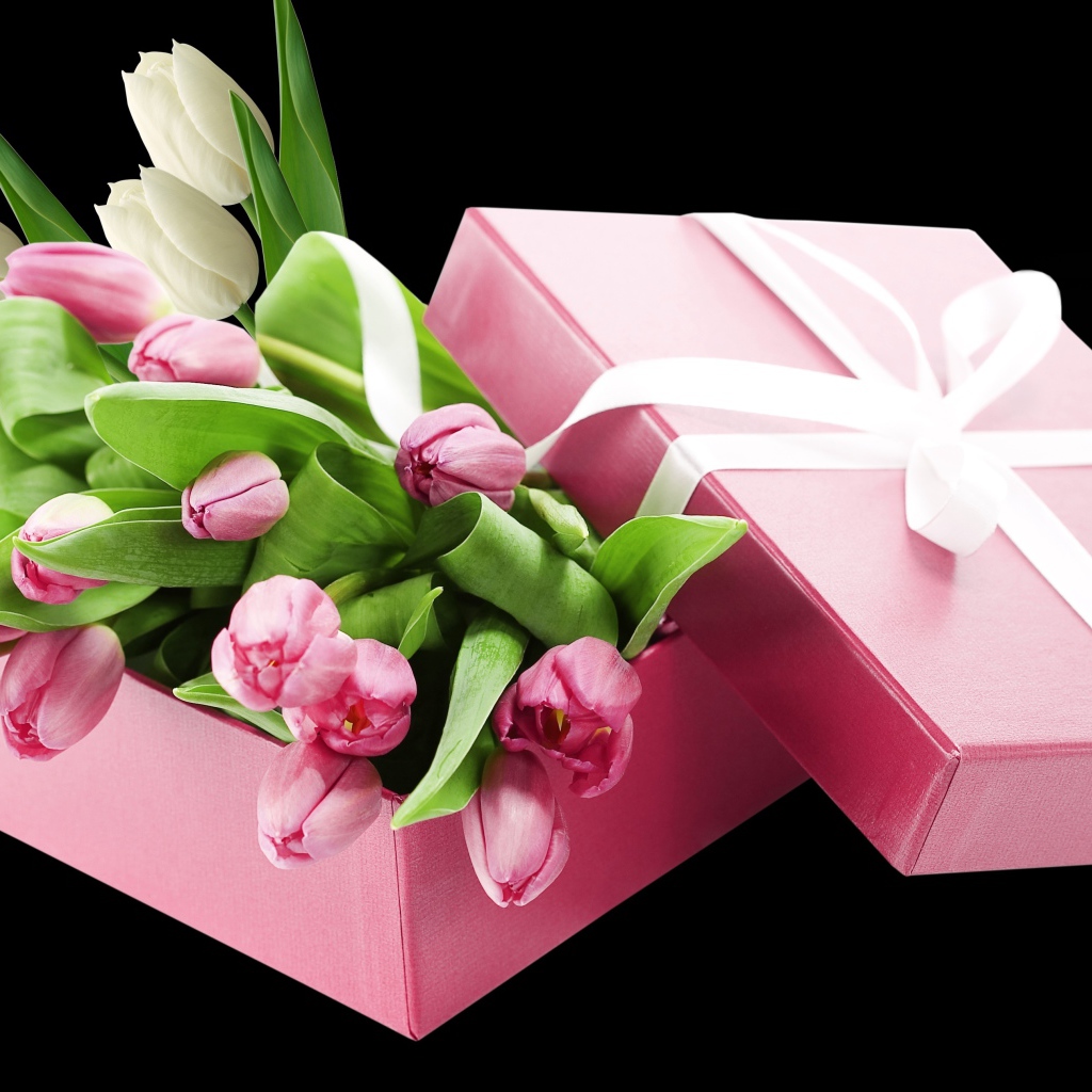 Букет розовых тюльпанов в розовой коробке на черном фоне