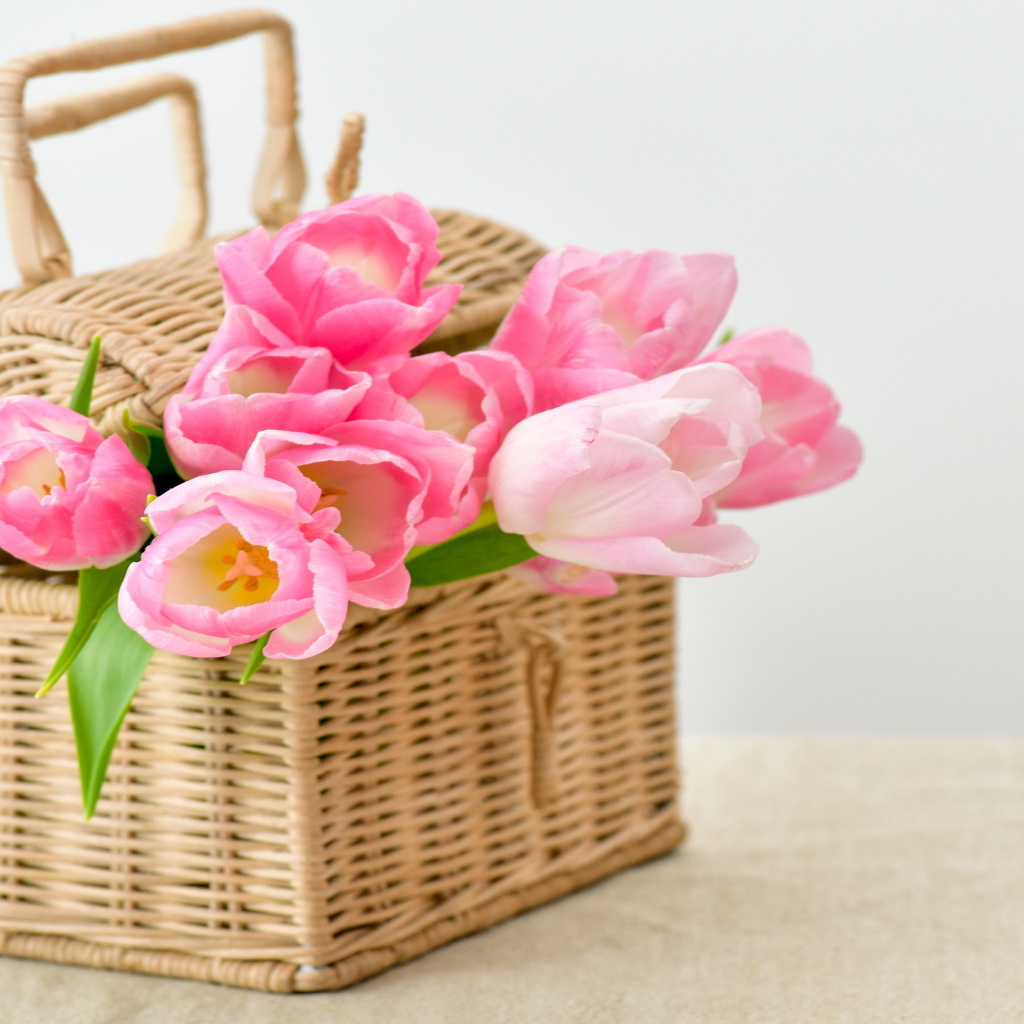 Букет розовых тюльпанов в плетеной корзине